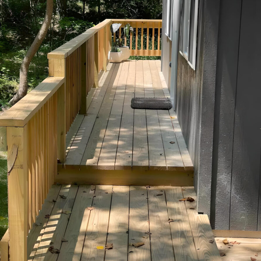 Porch area at Moss Creek cabin rental in Southern Illinois, perfect for a luxurious and peaceful nature getaway for families.