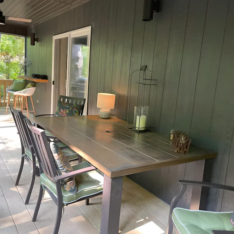 Porch dining area at Moss Creek cabin rental in Southern Illinois, perfect for a luxurious and peaceful nature getaway for families.