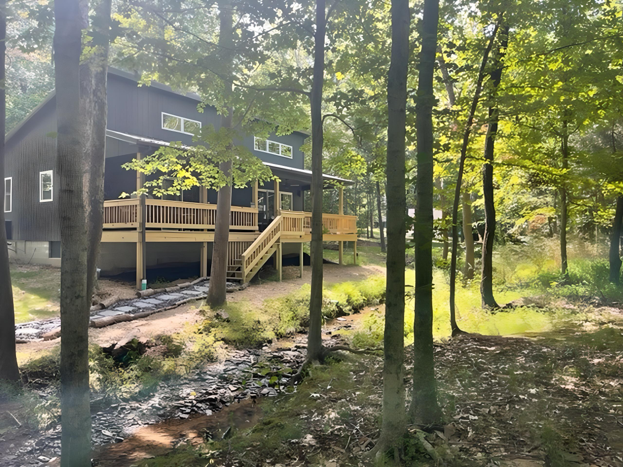 Luxurious Moss Creek cabin in Southern Illinois, perfect for a peaceful nature getaway and family retreat near Carbondale.