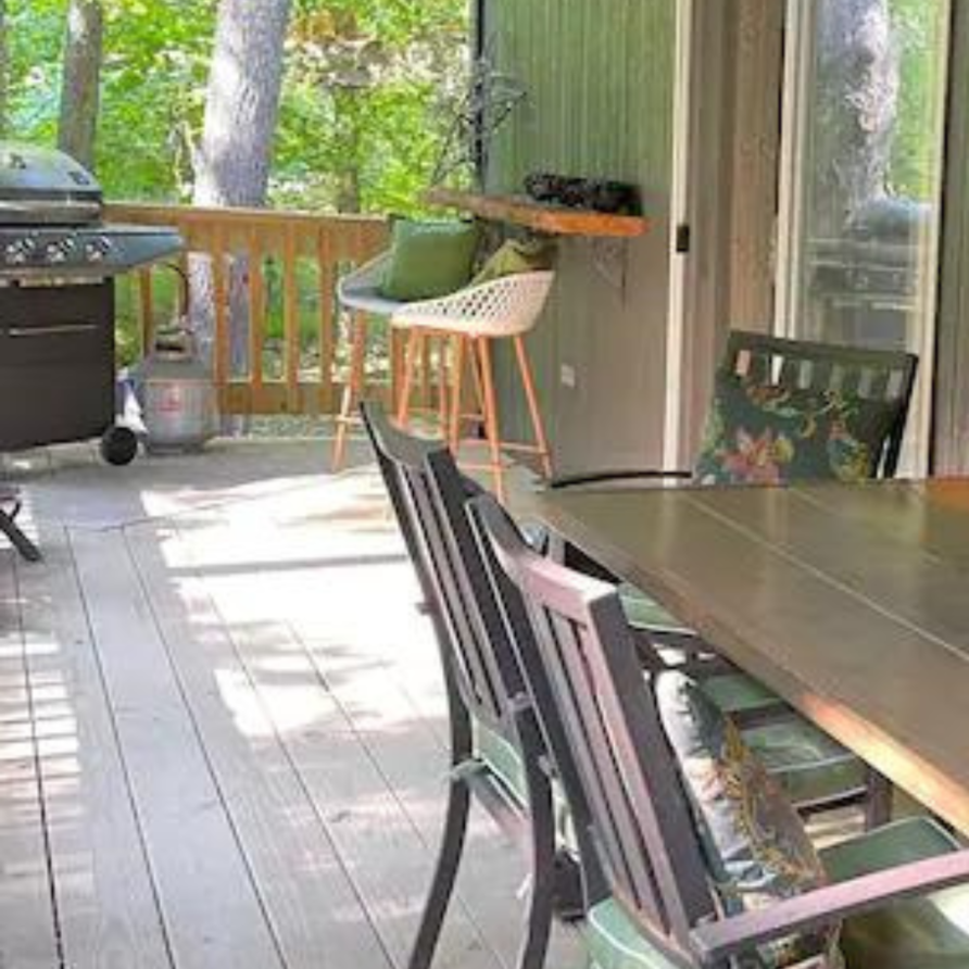 Porch dining area at Moss Creek cabin rental in Southern Illinois, perfect for a luxurious and peaceful nature getaway for families.